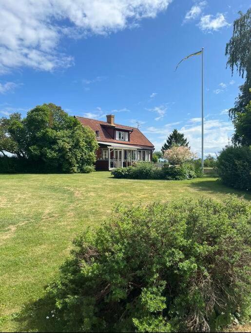 een huis in een veld met een grote tuin bij precis intill Ombergs golfbana, nära till Vättern, stora Lund och Hästholmen in Ödeshög