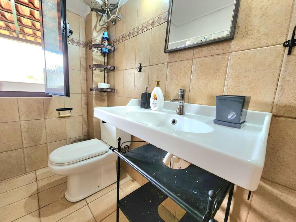 Turqoise Flat in City Center with 24H Self Check In - Image 8
