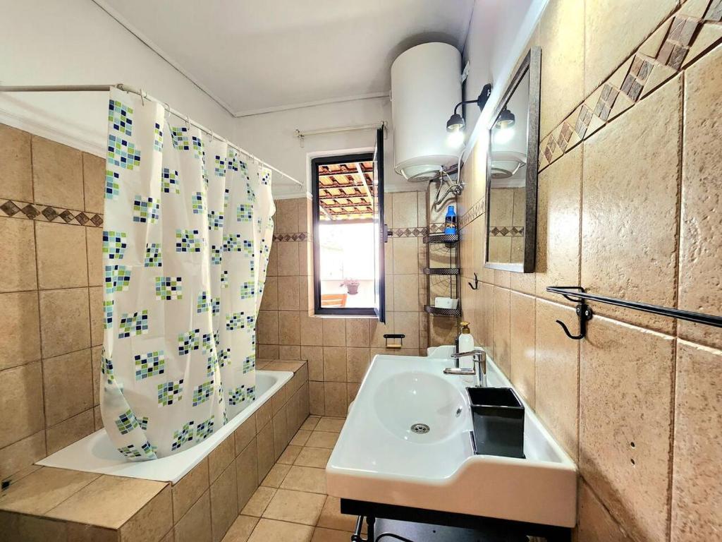 Turqoise Flat in City Center with 24H Self Check In - Image 3