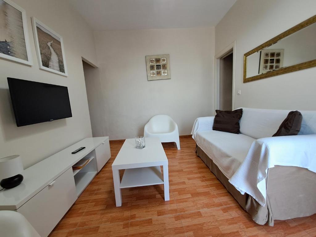 A television and/or entertainment centre at Apartamento Centro Jerez Carbón