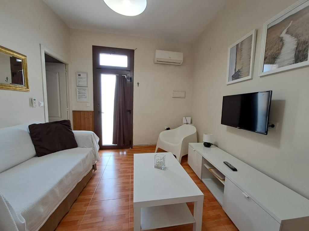A television and/or entertainment centre at Apartamento Centro Jerez Carbón