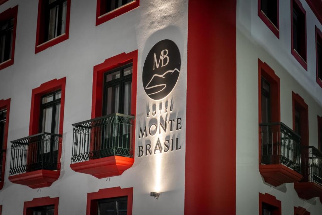 ein Schild an der Seite eines Gebäudes mit Fenstern in der Unterkunft Hotel Monte Brasil in Angra do Heroísmo