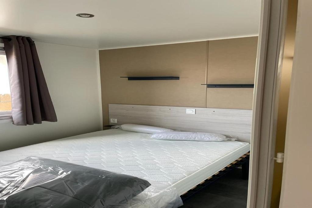 Postel nebo postele na pokoji v ubytování Mobil Home camping sable d'or 8 personnes