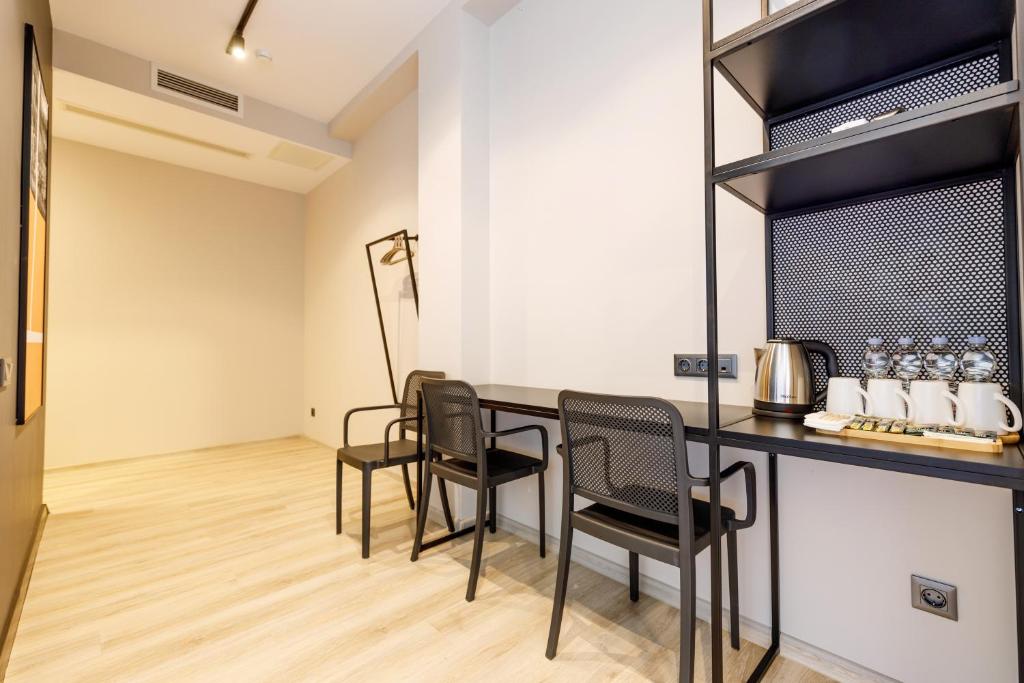 Příslušenství pro přípravu čaje a kávy v ubytování Doors Hotel