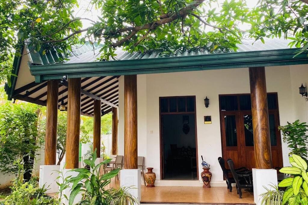 ein Haus mit einer Veranda mit grünem Dach in der Unterkunft Catherine Villa in Ja Ela near Colombo Airport Expressway Exit in Ja-Ela