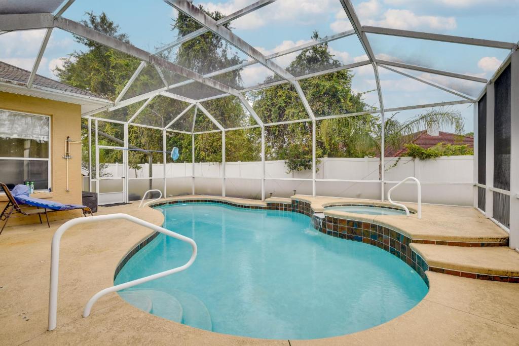La pileta dentro o cerca de Palm Coast Retreat with Heated Pool and Private Patio!