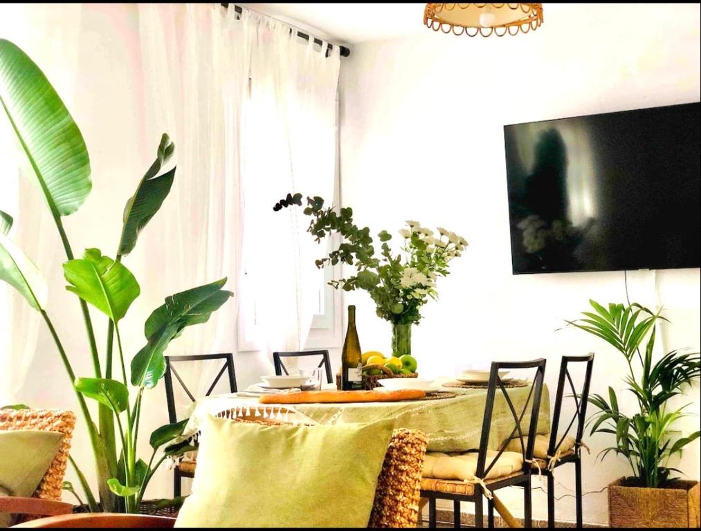 une salle à manger avec une table, des chaises et des plantes dans l'établissement 2 BR APT WITH BALCONY IN ESTEPONA CITY CENTRE, à Estepona