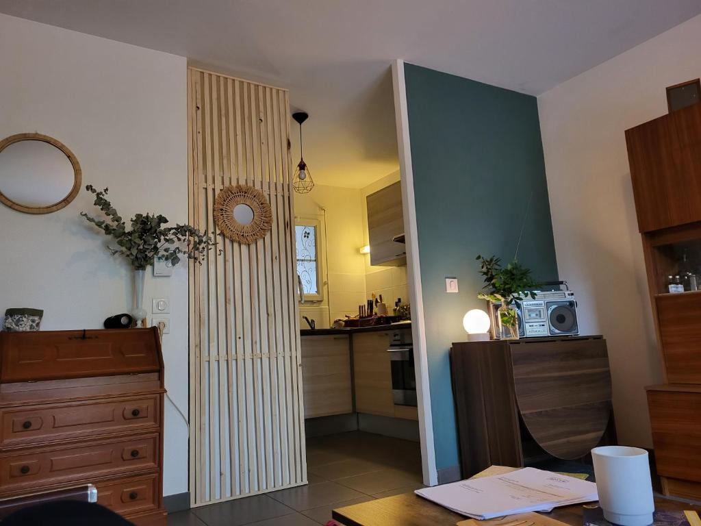 ein Zimmer mit einer Küche mit einem Tisch und einem Zimmer mit einer Küche in der Unterkunft Sur le bassin d'Arcachon in Lanton