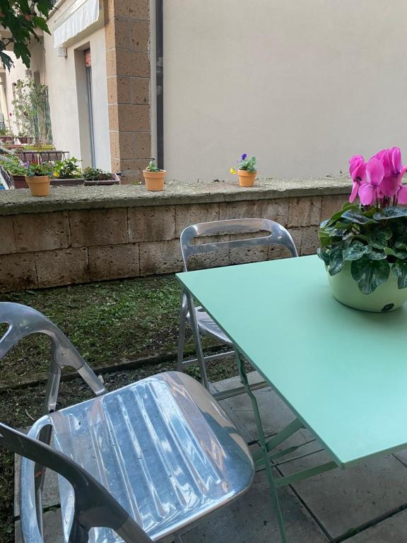 una mesa azul y sillas con una maceta en IL GIARDINETTO DI ELELU’ en Orvieto