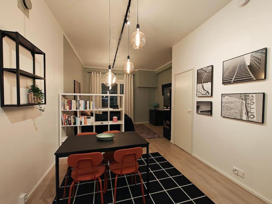 uma sala de estar com uma mesa e duas cadeiras em Brooms - Newly renovated central studio apartment em Pietarsaari