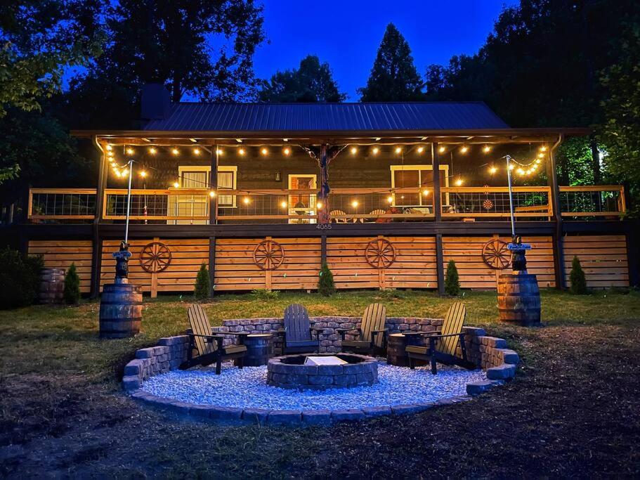 セバービルにあるSmoky Mountains FamiLee Cabin in Wears Valley 2/2のログキャビン(前にファイヤーピット付)