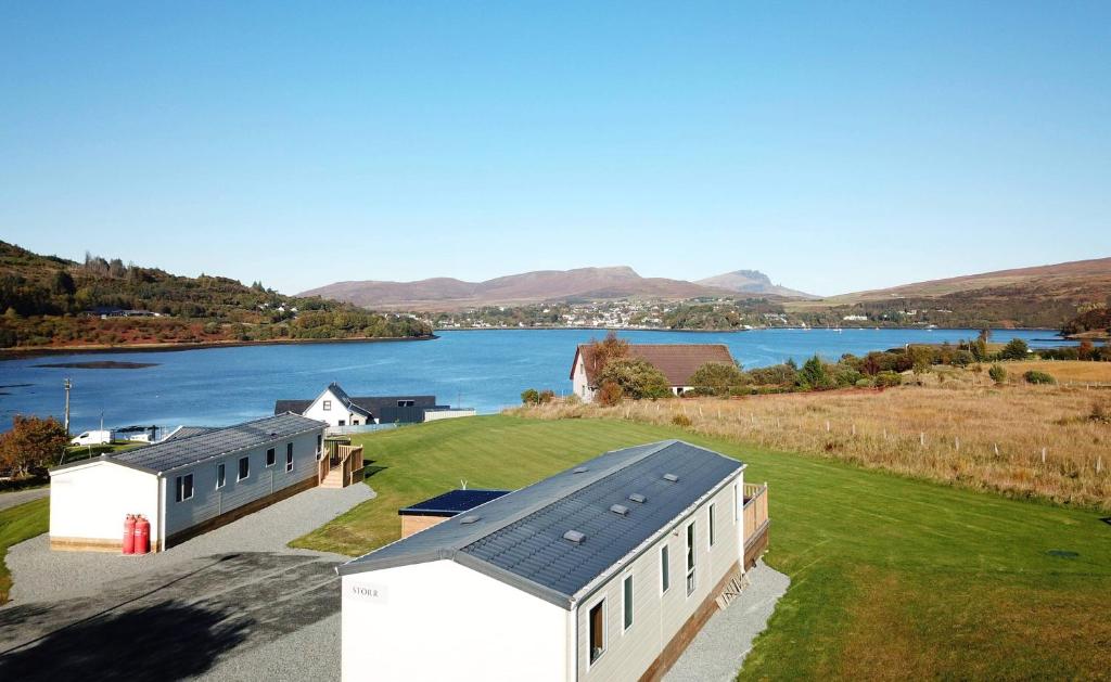 einem Luftblick auf ein Haus und einen See in der Unterkunft Caravan Skye Holidays in Portree