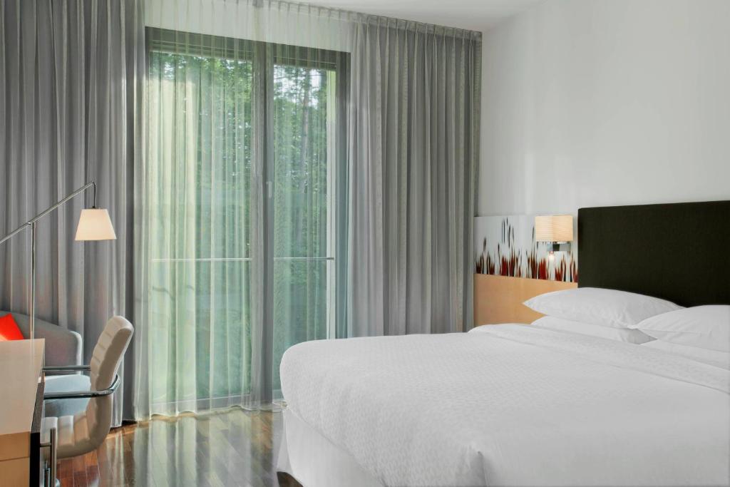 Four Points by Sheraton Ljubljana Mons - Classic Room, Guest Room, 1 Queen