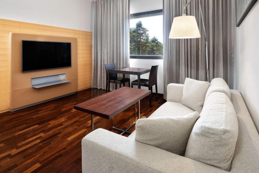 TV a/nebo společenská místnost v ubytování Four Points by Sheraton Ljubljana Mons