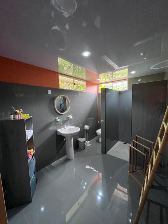 W łazience znajduje się umywalka i lustro. w obiekcie Rupe Rupe Lodge w Uturoa