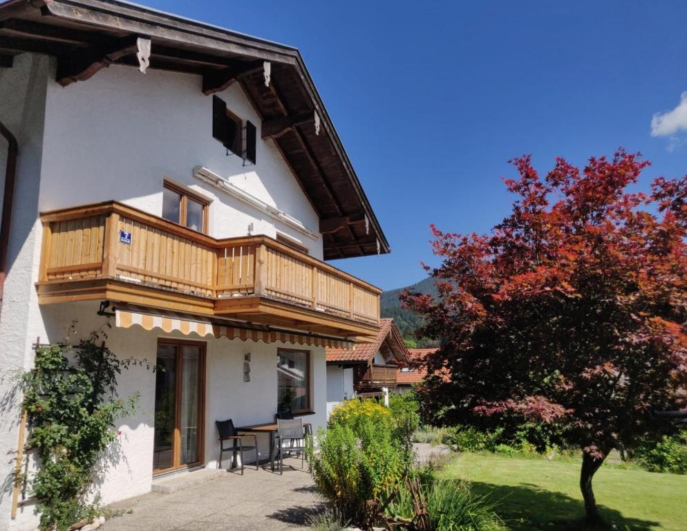 a house with a balcony on the side of it at Ferienwohnung Lorenz in Ruhpolding