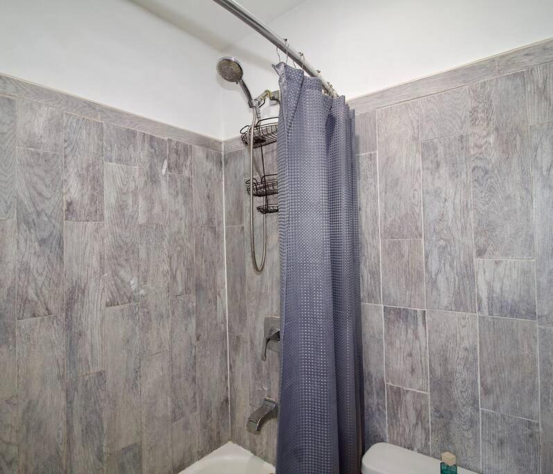 Koupelna v ubytování Tuk Ahoy - Indigo Suite (3A) with Shared Spaces