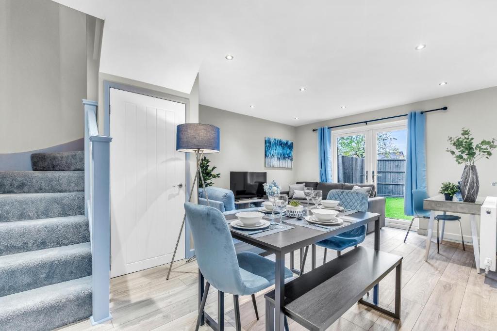 a dining room and living room with a table and chairs at MK 2-Bedroom Contractor's Gem, 5 beds, sleeps 6, free parking in Milton Keynes