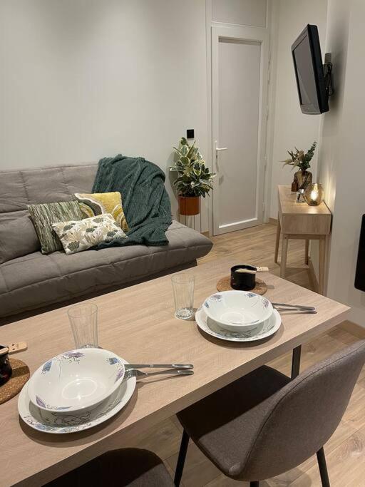 d'un salon avec une table et des plaques de cuisson. dans l'établissement Moderne et calme en hyper centre, à Aix-les-Bains