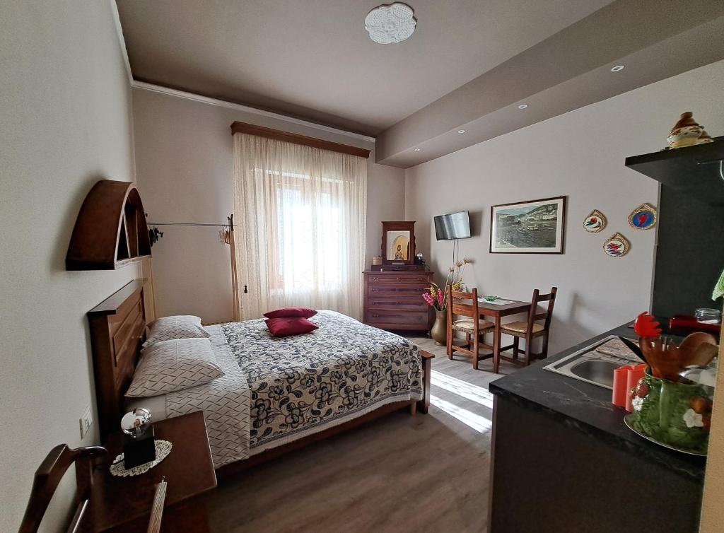 Un dormitorio con una cama y una mesa. en IL REGNO DI IOSE', en Campi Bisenzio