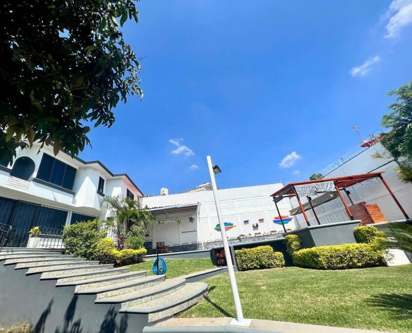 un grupo de escalones delante de un edificio en CASA Punto Medio, en Tlayacapan