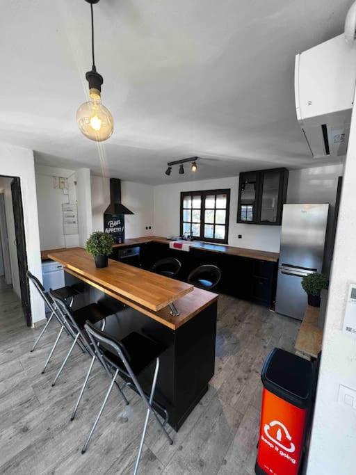 une cuisine avec une table et des chaises dans une pièce dans l'établissement Charmant haut de villa, à Istres