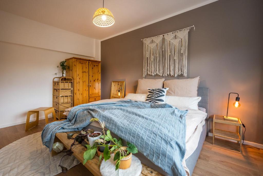 科布倫茨的住宿－120qm, cozy Apartment, sehr zentral am HBF, 3SZ，一间卧室配有一张带蓝色毯子的大床