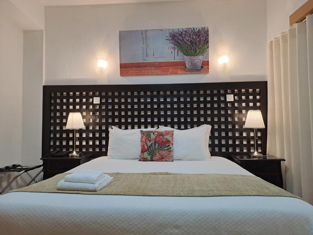 Ein Bett oder Betten in einem Zimmer der Unterkunft Hotel SQUARE