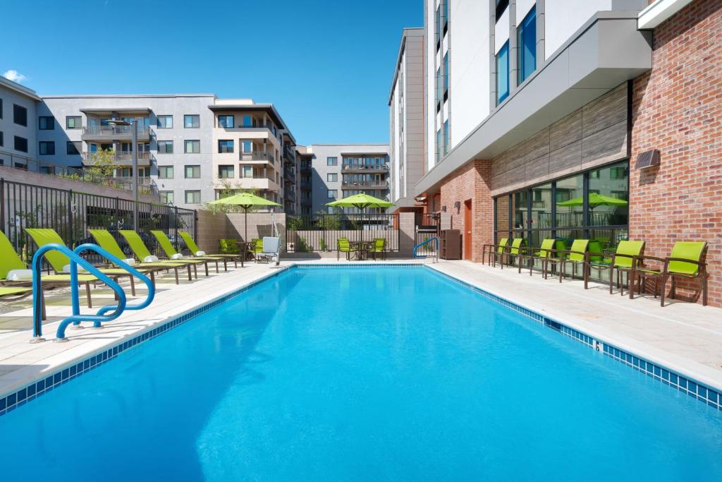 Bazén v ubytování SpringHill Suites by Marriott Phoenix Scottsdale nebo v jeho okolí