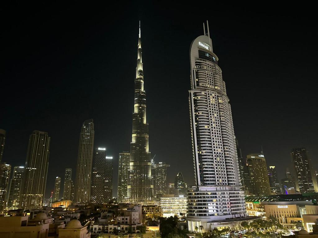 um horizonte da cidade à noite com um edifício alto em DownTown, Dubai Burj Royale 2 BDR Apartment Full Burj - Khalifa view em Dubai