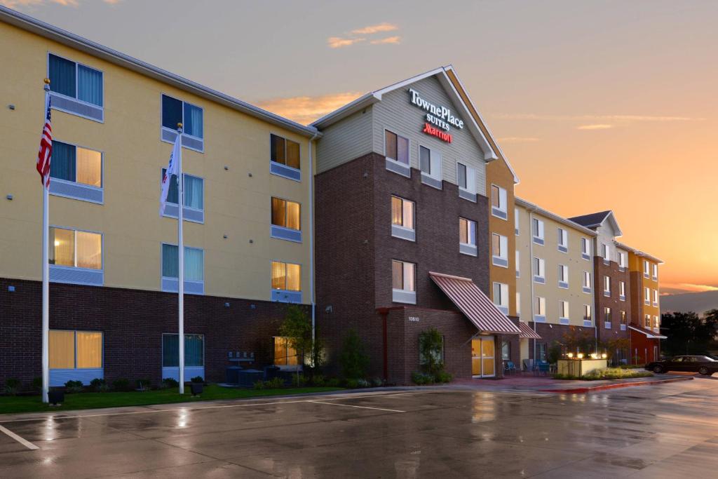 una representación de un hotel en un estacionamiento en TownePlace Suites by Marriott Houston Westchase en Houston