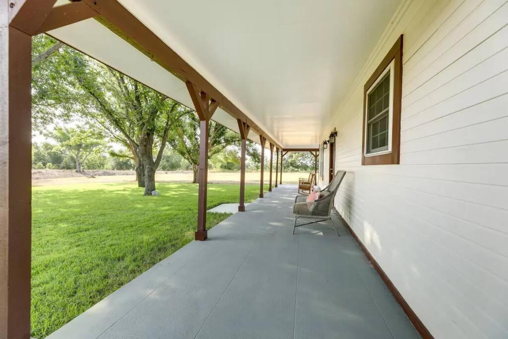 Taman di luar 10 mins to Samsung Taylor -Home in Coupland, Texa