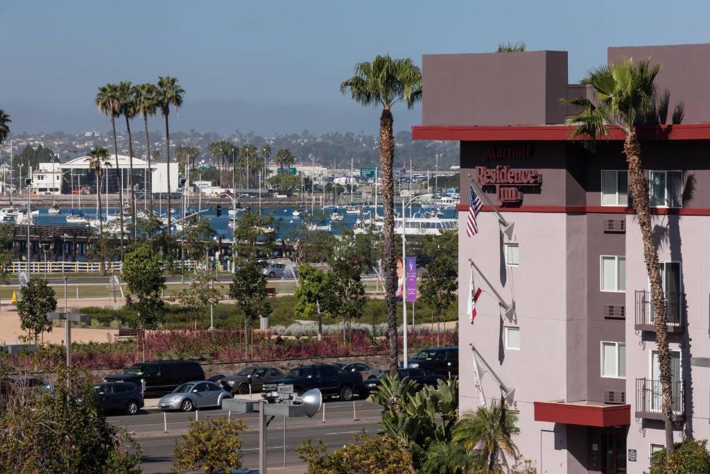 uma vista para um hotel com palmeiras e um parque de estacionamento em Residence Inn by Marriott San Diego Downtown em San Diego