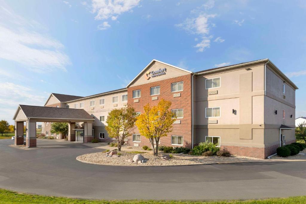 une représentation de l'avant d'un hôtel dans l'établissement Comfort Inn & Suites Davenport - Quad Cities, à Davenport