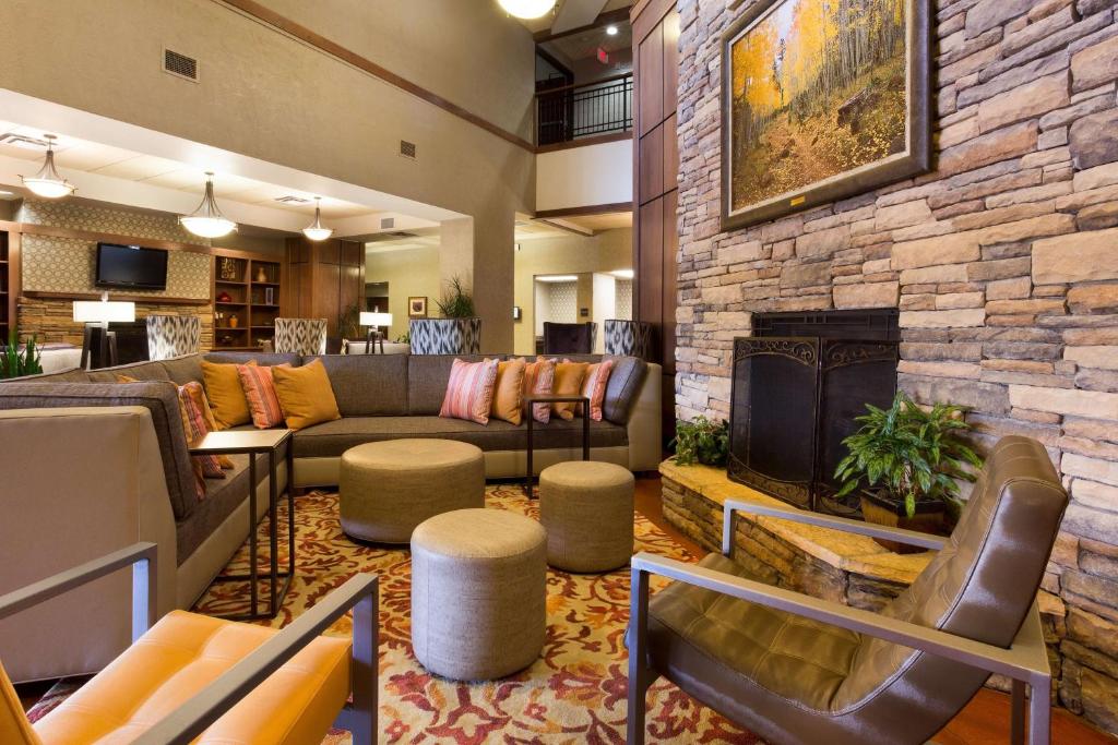 Posezení v ubytování Drury Inn & Suites Flagstaff