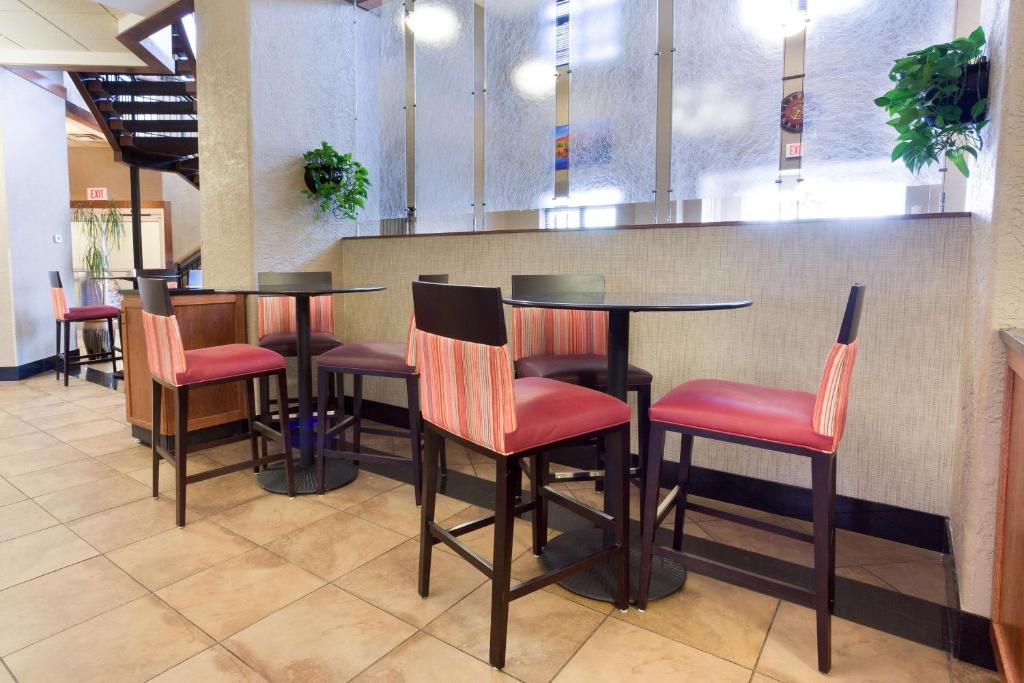 Posezení v ubytování Drury Inn & Suites Flagstaff