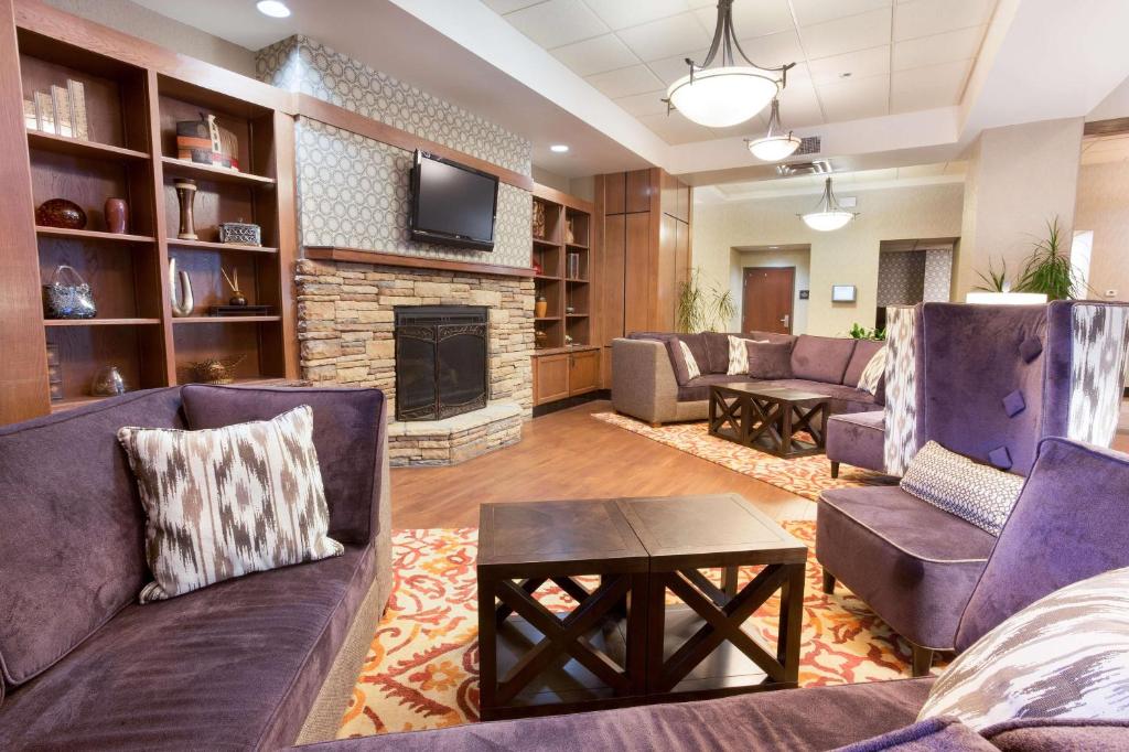 Posezení v ubytování Drury Inn & Suites Flagstaff