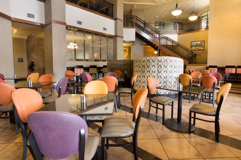 Posezení v ubytování Drury Inn & Suites Flagstaff