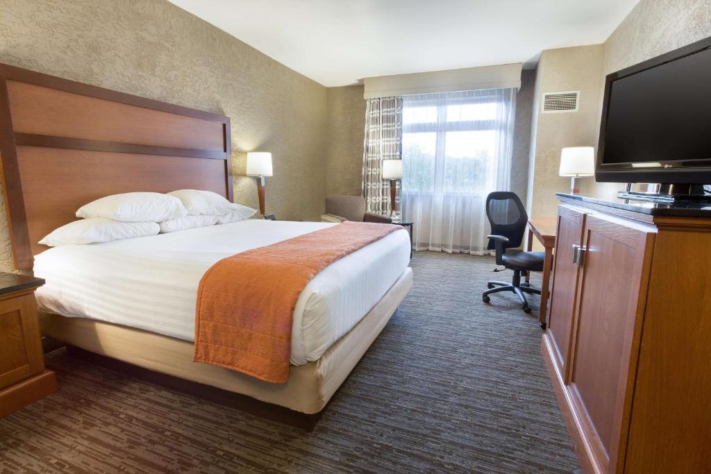 TV a/nebo společenská místnost v ubytování Drury Inn & Suites Flagstaff