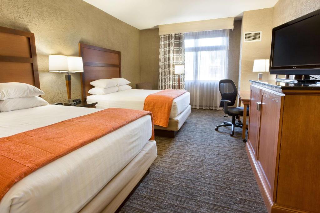 TV a/nebo společenská místnost v ubytování Drury Inn & Suites Flagstaff
