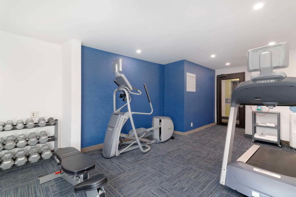 una habitación con gimnasio con cinta de correr y pesas en Quality Inn, en Lebanon