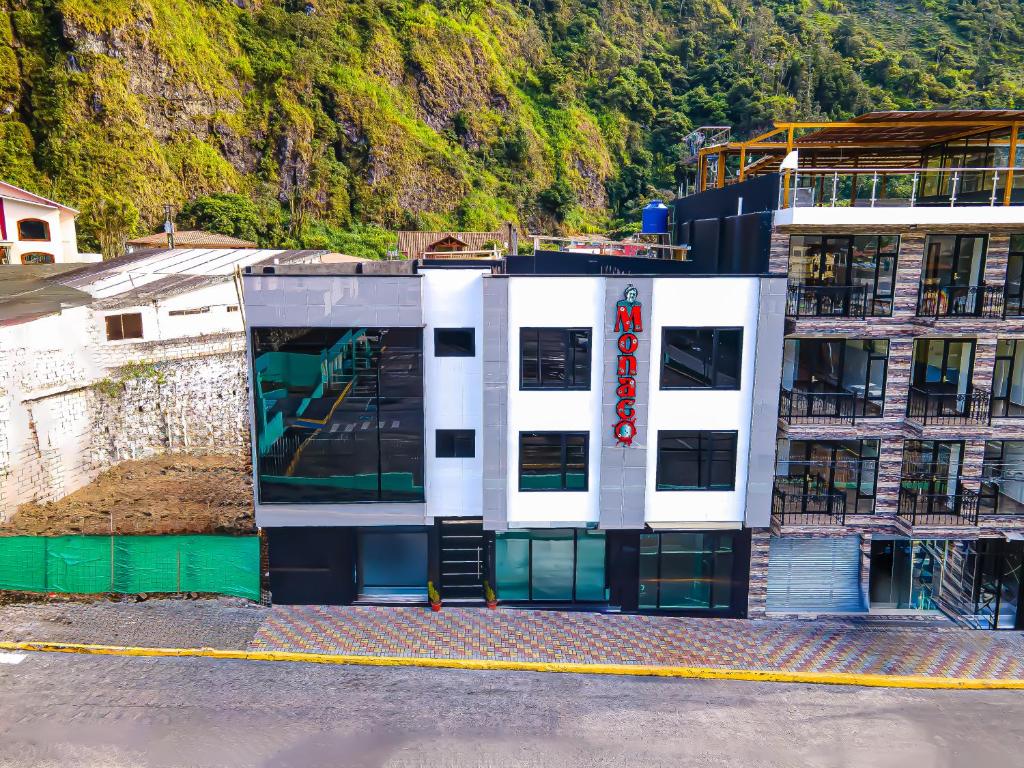 een gebouw dat voor een berg wordt gebouwd bij APARTAMENTOS MONACO in Baños