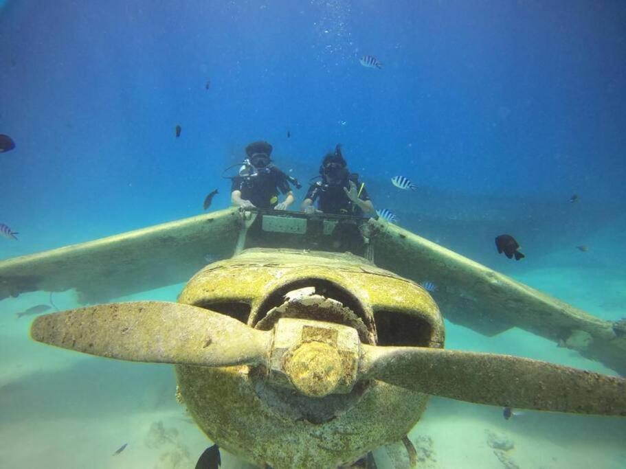 a group of people on a boat in the water at Tahitian villa avec accès mer privé à 300 m in Punaauia