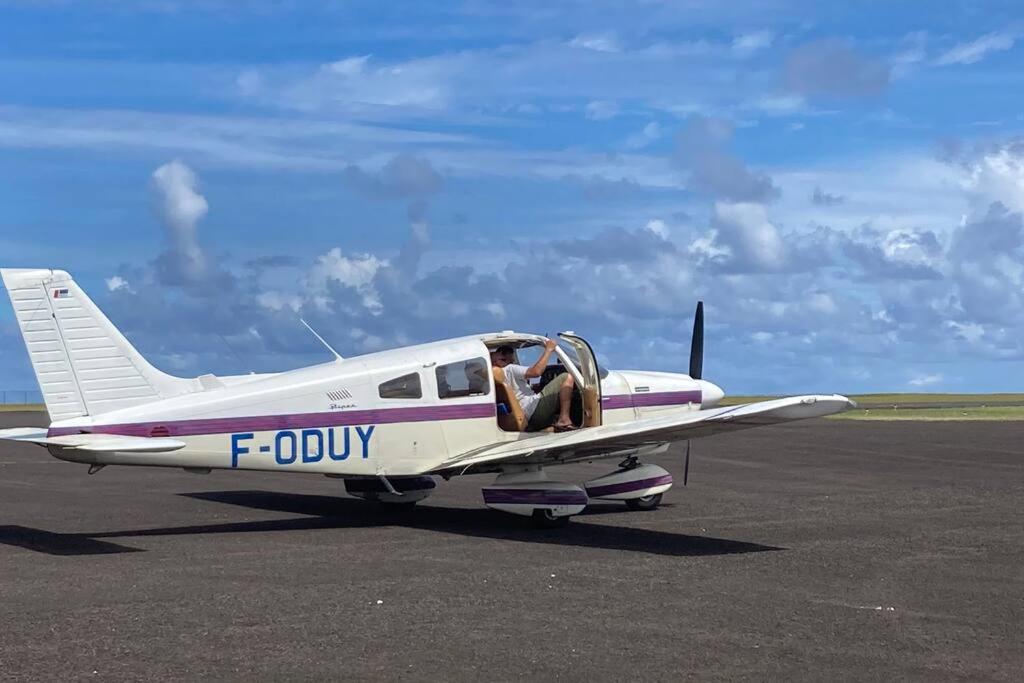 a small plane sitting on a runway at Tahitian villa avec accès mer privé à 300 m in Punaauia