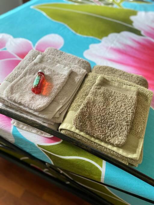 two napkins sitting on top of a table at Tahitian villa avec accès mer privé à 300 m in Punaauia