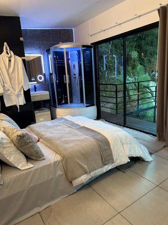ein Schlafzimmer mit einem großen Bett und einem großen Fenster in der Unterkunft Gaia Glamping Elegancia Escarlata estándar 1 in San Rafael