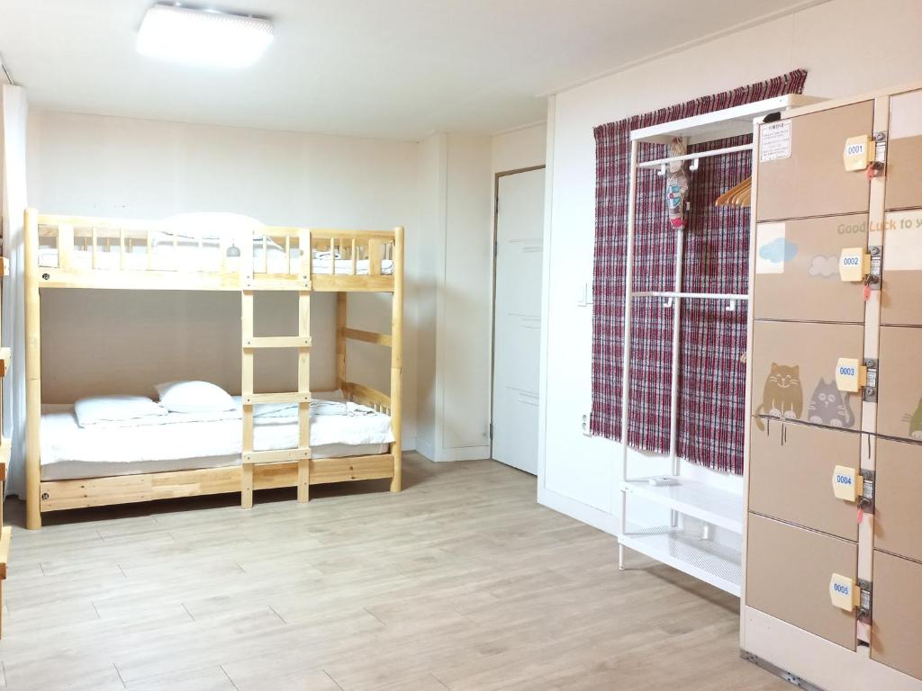 Pohang Youngildae Guesthouse - Litera En La Habitación Del Dormitorio Masculino