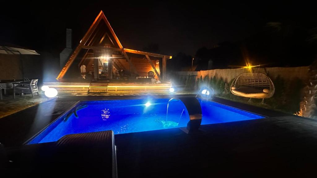 una persona de pie en una piscina por la noche en Sapancaimrozveposeidon, en Sakarya