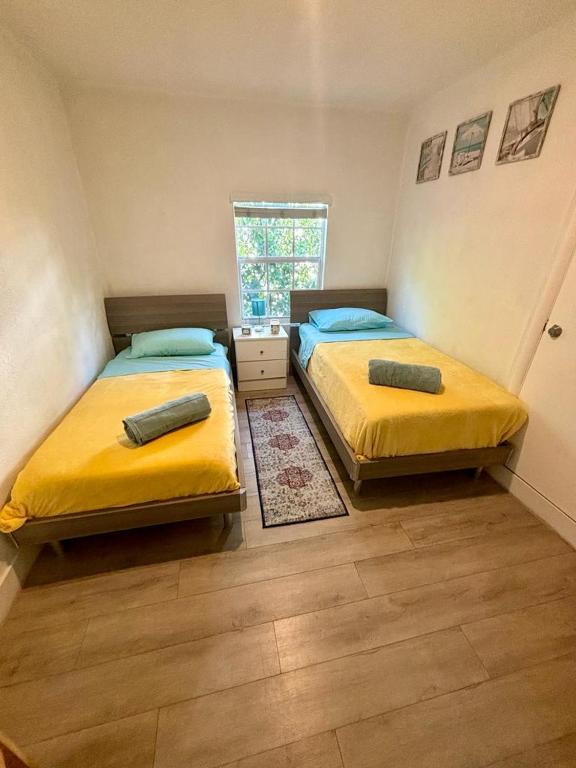 Postel nebo postele na pokoji v ubytování Nice 2 Twin bedroom - Best central location in Miami - Luggage storage, parking and Laundry for free!!!!