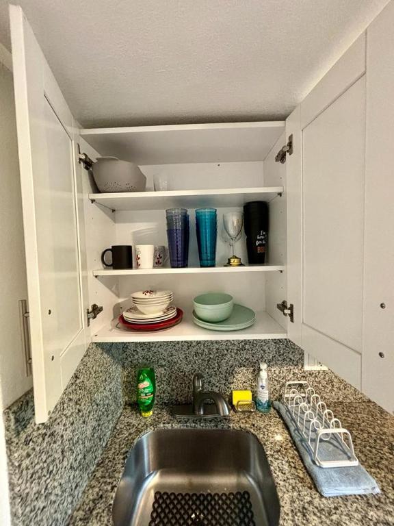 Kuchyň nebo kuchyňský kout v ubytování Nice 2 Twin bedroom - Best central location in Miami - Luggage storage, parking and Laundry for free!!!!